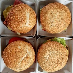 Minimalistyczna i symetryczna kompozycja burgerów - obrazy, fototapety, plakaty