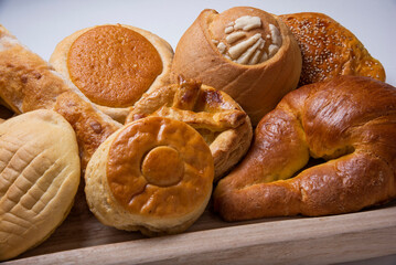 pieza de pan de dulce en charola