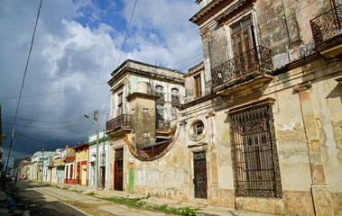 Obraz premium colorful old houses in the streets of cardenas