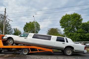The image of the limousine on the tow truck. - obrazy, fototapety, plakaty