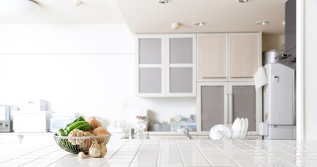 キッチンの背景、インテリア、野菜、タイルのテーブル、明るいキッチン