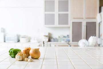 キッチンの背景、インテリア、野菜、タイルのテーブル、明るいキッチン