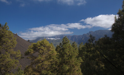 La Palma, view towards the highest area of the island, Caldera de Tabiriente, 
from a hiking path in El Paso municipality 
