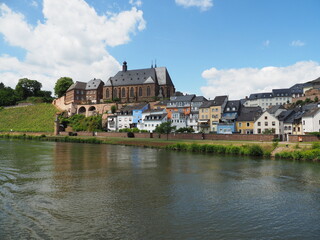 Fototapeta na wymiar Stadt Saarburg an der Saar – Ansichten von der Saarseite - inmitten von Weinbergen in Rheinland-Pfalz