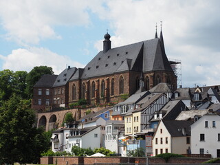 Fototapeta na wymiar Stadt Saarburg an der Saar – Ansichten von der Saarseite - inmitten von Weinbergen in Rheinland-Pfalz