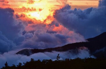 雲海に沈む夕日