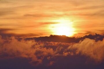 雲海に沈む夕日