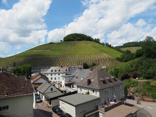 Stadt Saarburg an der Saar – Ansichten von der Saarseite -  inmitten von Weinbergen in...