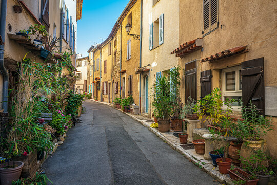 Fototapeta Narrow street in Cabris