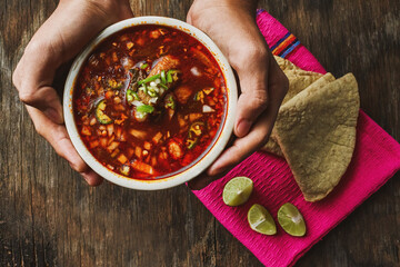 Comida tradicional mexicana, panza de res con cebolla blanca y chile verde. En las manos sobre...