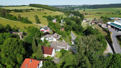 Luftaufnahme eines kleinen Dorfes zur sommerlichen Mittagszeit