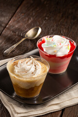 Desserts in the pot in banana and strawberry flavors.