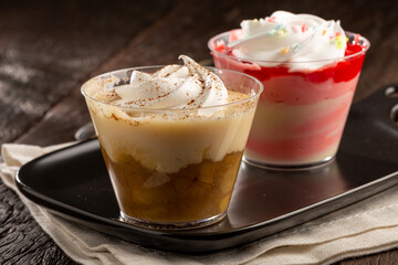 Desserts in the pot in banana and strawberry flavors.