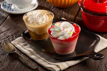 Desserts in the pot in banana and strawberry flavors.