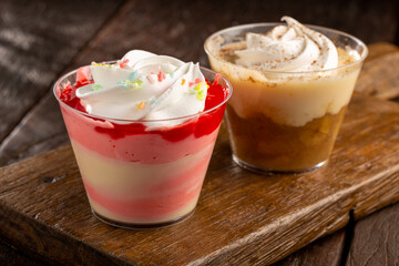 Desserts in the pot in banana and strawberry flavors.