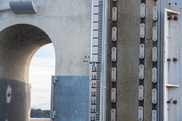 depth indicator on dam