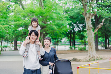 子供と一緒に公園を散歩する家族