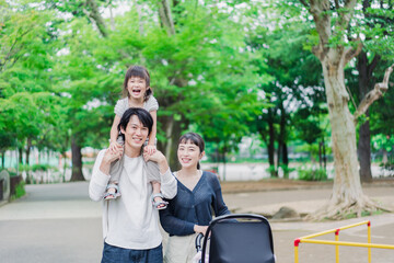 子供と一緒に公園を散歩する家族