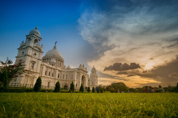 Fototapeta premium Zachód słońca przy Victoria Memorial, Kolkata, Kalkuta, Bengal Zachodni, Indie. Historyczny pomnik architektury indyjskiej. Zbudowany na pamiątkę 25 lat panowania królowej Wiktorii w Indiach.