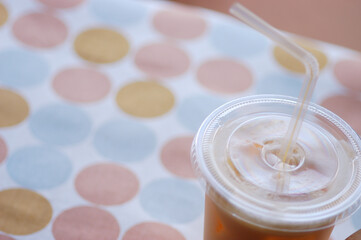 水玉のテーブルクロスとプラスチックカップ