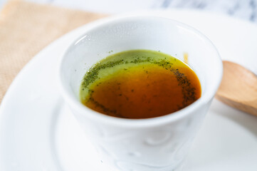黒蜜をかけた抹茶ラテゼリー