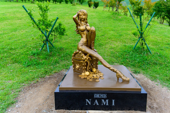 ONE PIECE  NAMI　（ワンピース ナミ像）
ONE PIECE NAMI (One Piece Nami statue)
復興へ舵を切れ！
Steer for reconstruction!
熊本県西原村の「俵山交流館萌（もえ）の里」
日本(春)2022年撮影
Taken in 2022, Japan (Spring)
九州・熊本県阿蘇郡西原村(俵山交流館萌乃里)