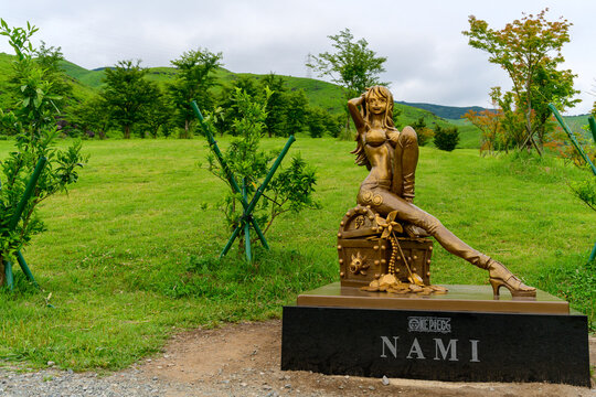 ONE PIECE  NAMI　（ワンピース ナミ像）
ONE PIECE NAMI (One Piece Nami statue)
復興へ舵を切れ！
Steer for reconstruction!
熊本県西原村の「俵山交流館萌（もえ）の里」
日本(春)2022年撮影
Taken in 2022, Japan (Spring)
九州・熊本県阿蘇郡西原村(俵山交流館萌乃里)