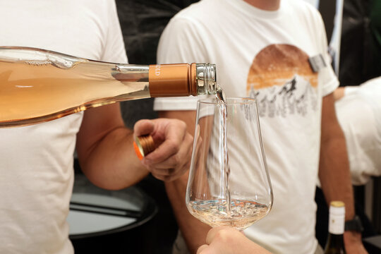 Wein einschenken