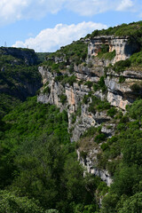 Fototapeta premium Minerve, cité historique, haut-lieu cathare d'Occitane en Languedoc-Roussillon : village, ruelles, remparts, canyon, colombe
