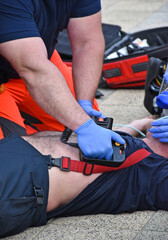 Medic revivify a fainted person after an accident