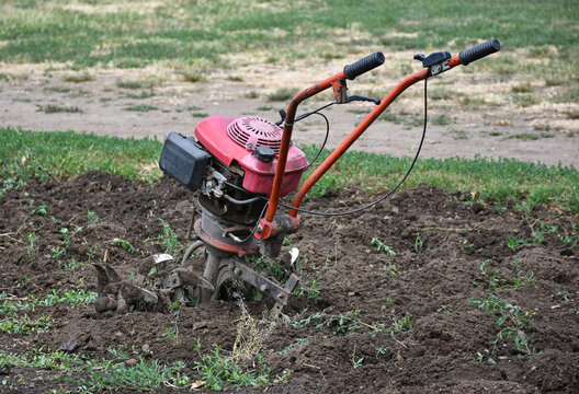 Motor hoe for gardening outdoor