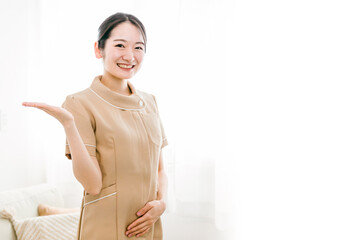 サロン・クリニックで働くアジア人女性（案内・カメラ目線）
