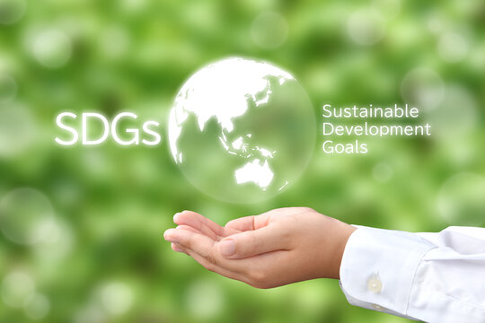 エコ・SDGsイメージ―地球を包む子供の手
