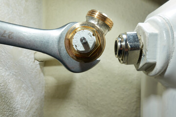 Install Heimeier thermostat valve. Open-end wrench screws component to the old radiator. Modernize...