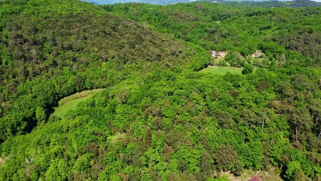 Campagne verte en P&eacute;rigord. Travers&eacute;e de collines en drone.
