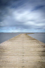 Obraz premium Long bent Jetty on a Cold Day at a Dutch Lake