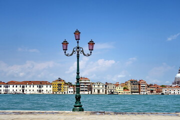Vue de Venise avec lampadaire ancien à trois branches.