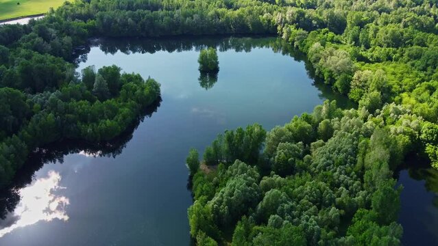 Etendue d'eau naturelle vue de dessus perdue dans le terroir.