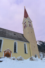 Fototapeta na wymiar Pfarrkirche Holzgau in der Gemeinde Holzgau in Tirol