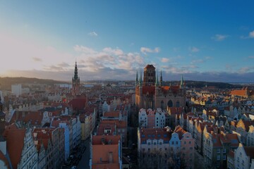 rynek miasto Gdańsk z drona w tle bazylika katedralna - obrazy, fototapety, plakaty