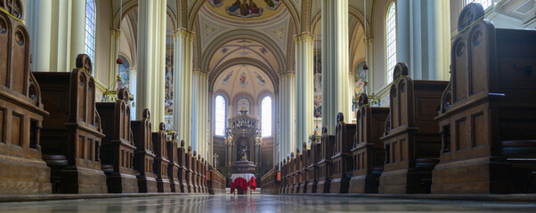 Innenansicht Stadtpfarrkirche Mariä Himmelfahrt in Weißenhorn, Bayern 