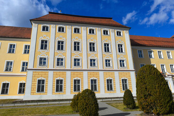 Fototapeta premium Kloster Roggenburg , Chorherrenstift des Prämonstratenserordens in Roggenburg im Landkreis Neu-Ulm, Bayern
