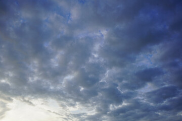 Obraz premium Looking up at clouds in blue sky