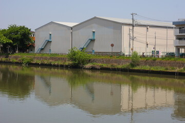 川沿いの工場、倉庫。製造業や流通業に利用される貸し倉庫、工場