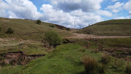 Naklejka premium Aerial view of rural mountain terrain with a cloudy sky background. 