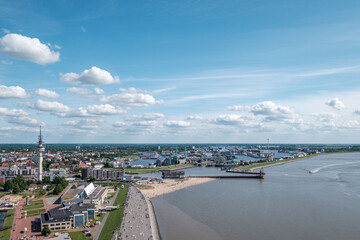 Blick von der Dachterrasse "Sail City" auf die Hafenwelt und die Stadt Bremerhaven