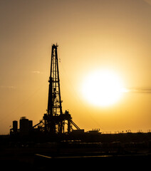 Obraz premium oil rig at sunset