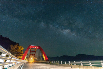 This is an iron bridge in Alishan, Chiayi, Taiwan!
When the night falls and the Milky Way hangs high, it is very beautiful!