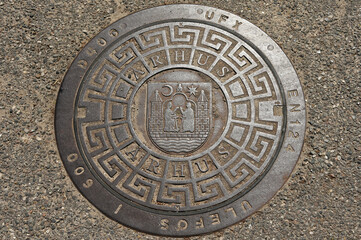 Dekorativer Gullideckel in Arhus mit dem Stadtwappen