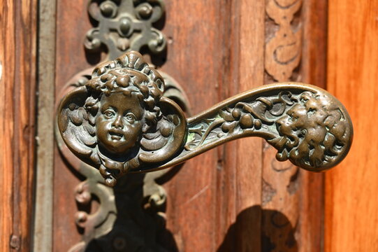 Barocker T&uuml;rgriff aus Bronze mit Engelsgesicht